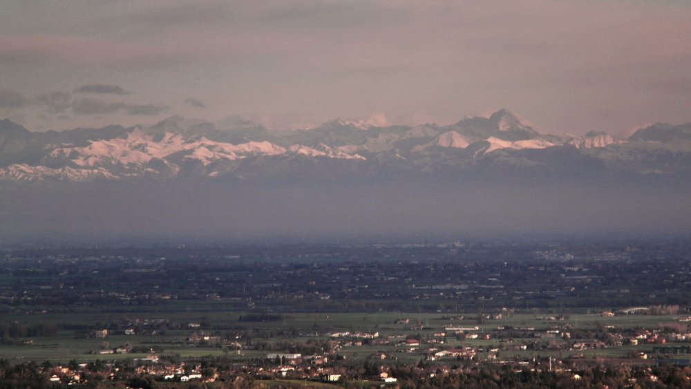 pianura padana e alpi innevate da vezzano