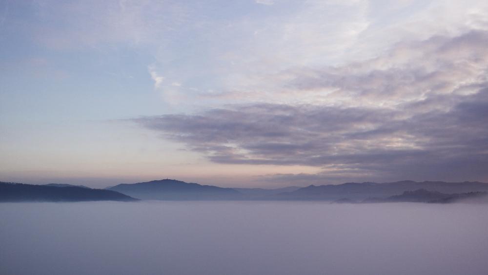 appennino reggiano sopra la nebbia