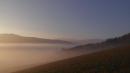 sale la nebbia di primo mattino